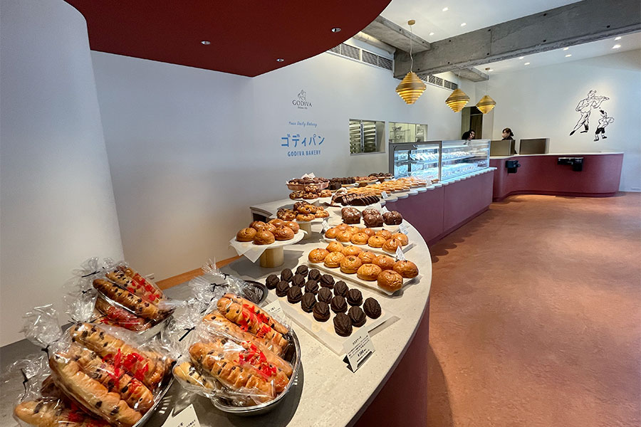 関西初の「GODIVA Bakery ゴディパン 京都四条店」。約20種のパンが並ぶ（Lmaga.jp撮影）