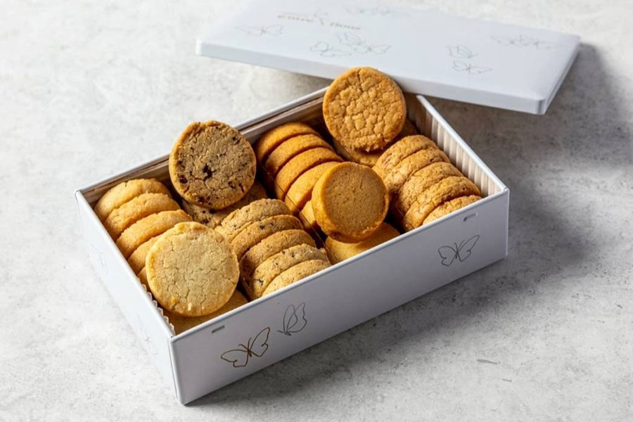 「高島屋大阪店」（大阪市中央区）で買うことができる＜パティスリー アントルヌー＞「塩サブレ缶 冬のコース」2300円