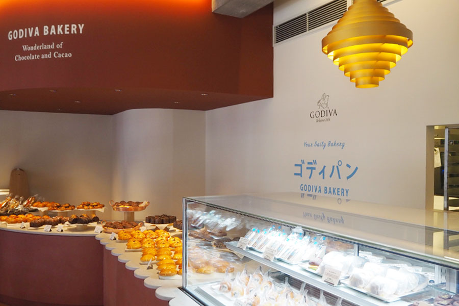 関西初の「GODIVA Bakery ゴディパン 京都四条店」。約20種のパンが並ぶ店内（Lmaga.jp撮影）