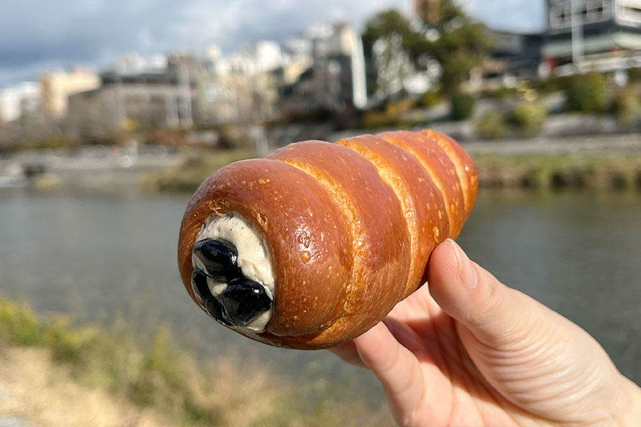 看板商品「コロネ」の京都四条店限定「黒豆と抹茶」（486円）（Lmaga.jp撮影）