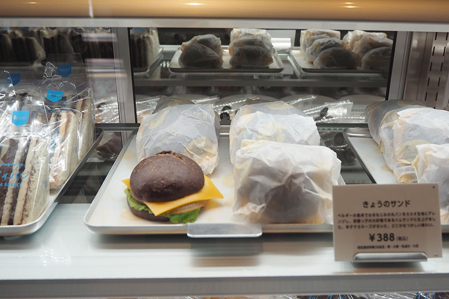 京都四条店限・ハムやチーズを合わせた「きょうのサンド」（388円）（Lmaga.jp撮影）