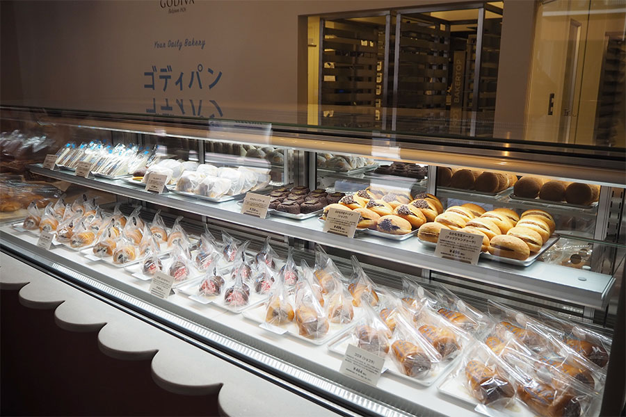 ショーケースには、フレッシュなクリームを味わえるよう冷蔵の「コロネ」などが並ぶ（Lmaga.jp撮影）