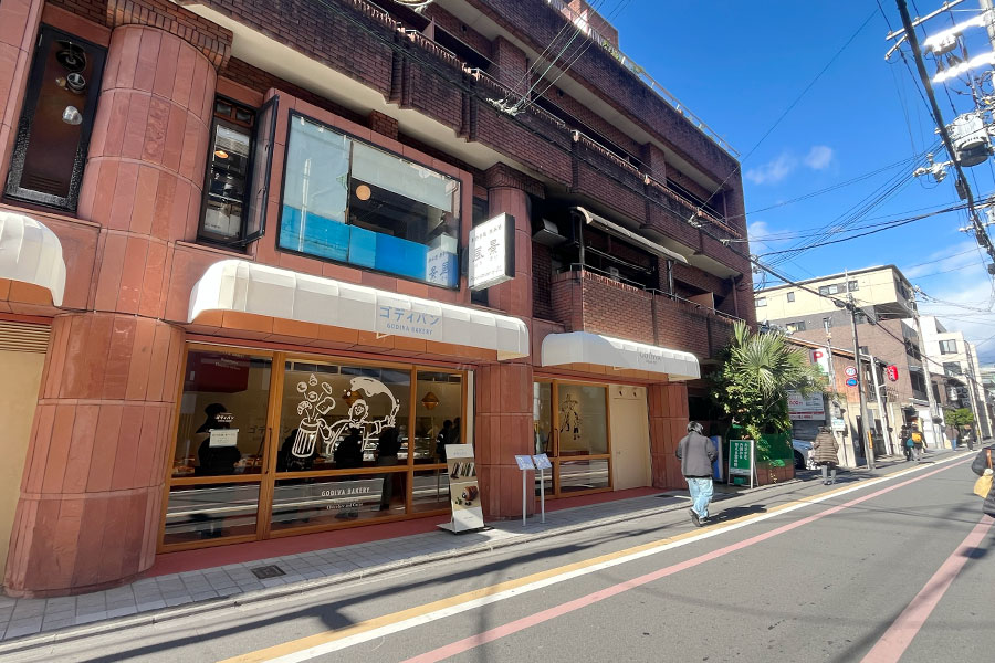 初の路面店を活かし、白テントや京都で働く人々を描いた外壁など、より「町のパン屋さん」らしさを意識（Lmaga.jp撮影）