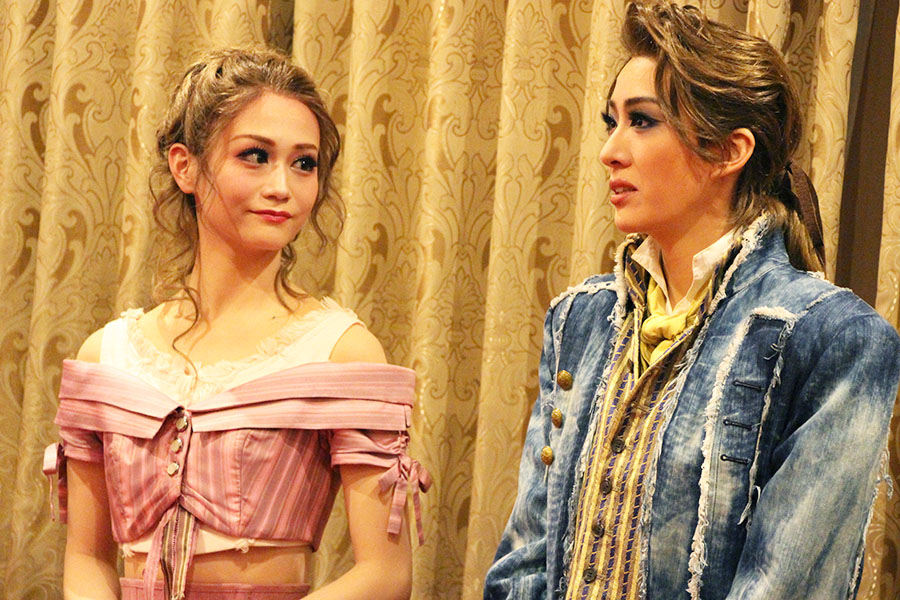 初めて出演したドイツミュージカルの印象について永久輝は、「とても人間的で自然的な感じがします」とコメント