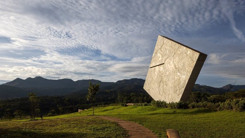 【涙を流す巨大建築】傾きながら宙に浮く“転がりそうな記念館”がブラジルに誕生|Pen Online 【涙を流す巨大建築】傾きながら宙に浮く“転がりそうな記念館”がブラジルに誕生|Pen Online