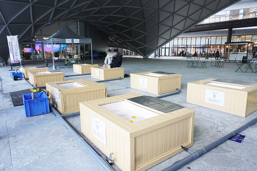 無料で体験できる足湯は8ブースがスタンバイ