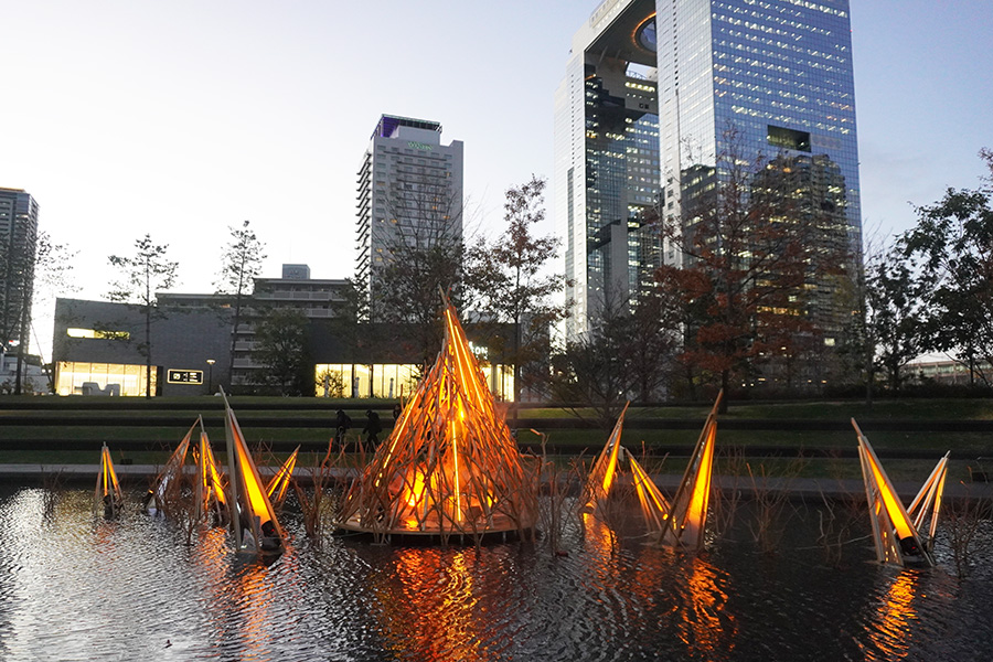 水盤に設置された篝火型シグネチャーモニュメント「THE KAGARIBI」