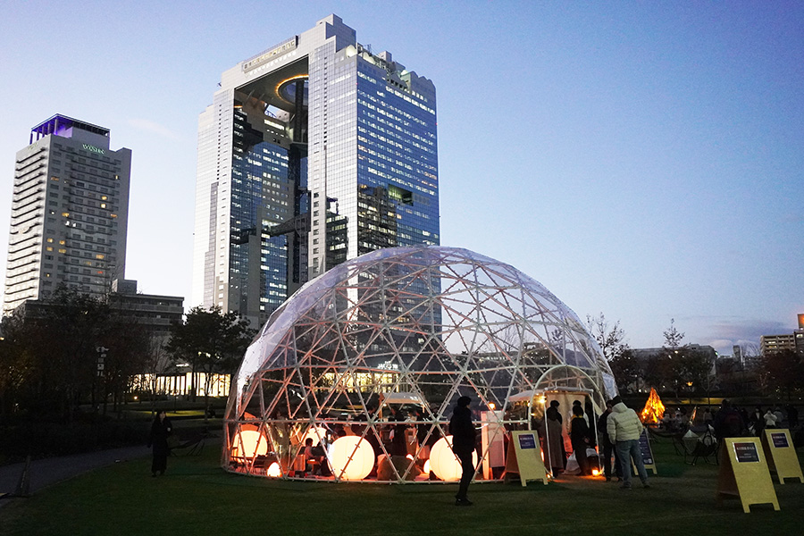 芝生広場に登場した巨大な透明のドームテント「THE DOME」は夜の雰囲気も素敵
