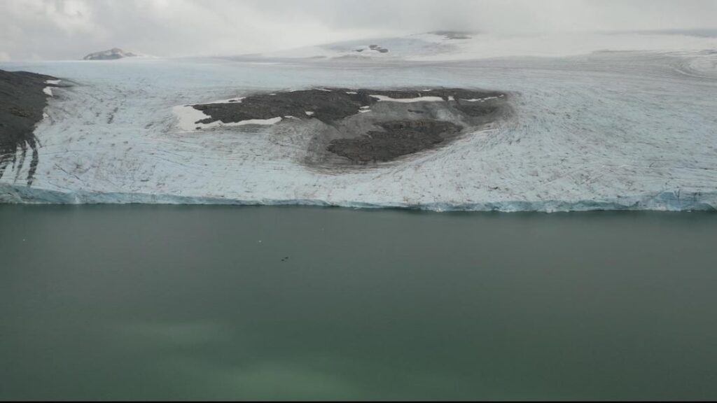 ノルウェーで最も美しい氷河の下で6日間寝て過ごしました