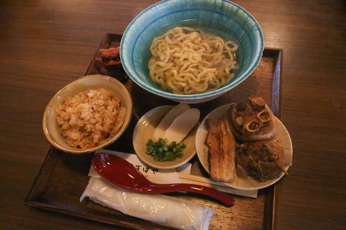 沖縄そば激戦区に新星誕生！ツルッと生麺とこだわりダシが懐かしいのに新しい「花すばや」（那覇市）