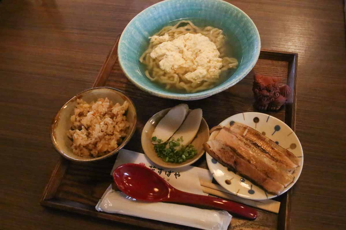 沖縄そば激戦区に新星誕生！ツルッと生麺とこだわりダシが懐かしいのに新しい「花すばや」（那覇市）