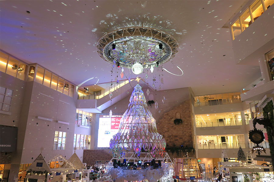 阪急うめだ本店『クリスマスマーケット2025』9階祝祭広場に設置された「ミラーボールツリー」（11月26日・大阪市北区）