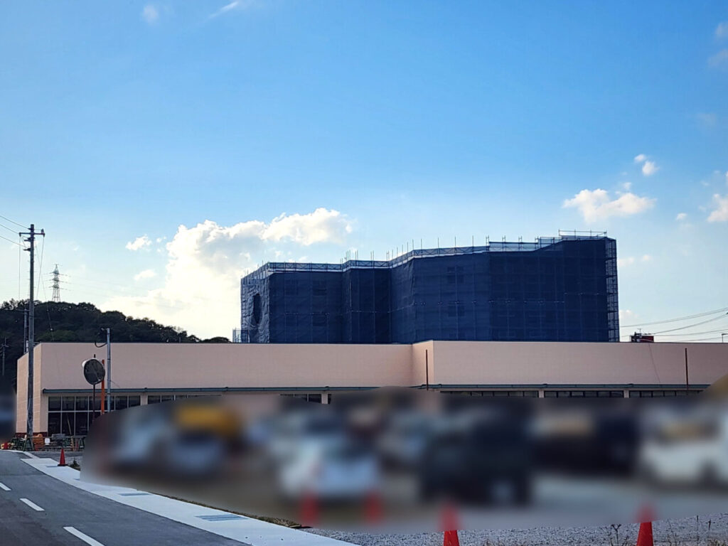 「ハローズ国府店」。工事中の写真