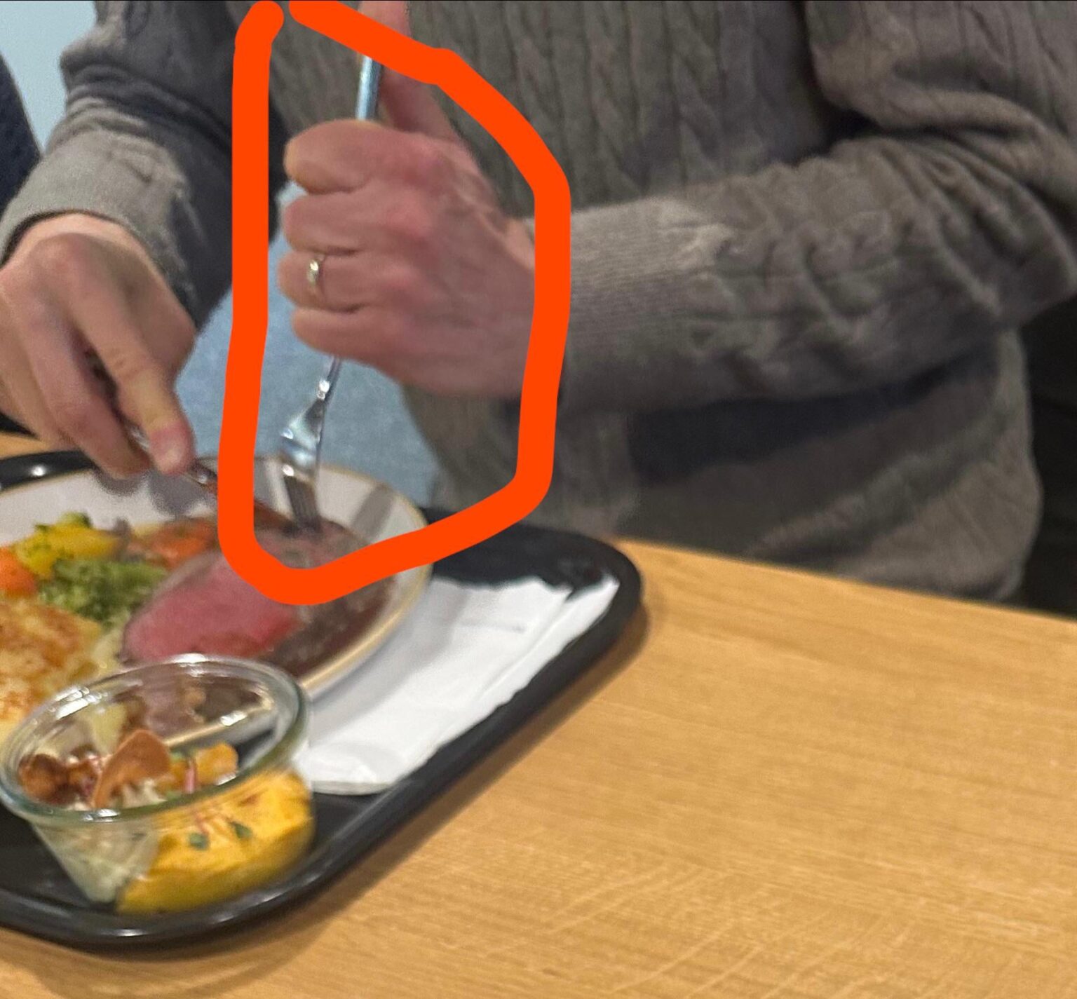 なぜスイスではこれほど多くの人がフォークをそのように持つのでしょうか?