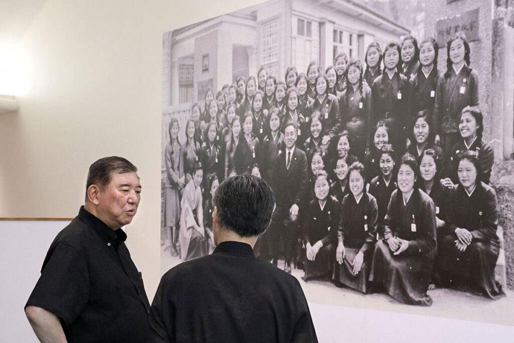 人気ビジュアル系バンド　沖縄公演の宣伝に「ひめゆり学徒隊」写真使用で抗議殺到…ライブ中止と活動自粛を発表 | Smart FLASH/スマフラ[光文社週刊誌]