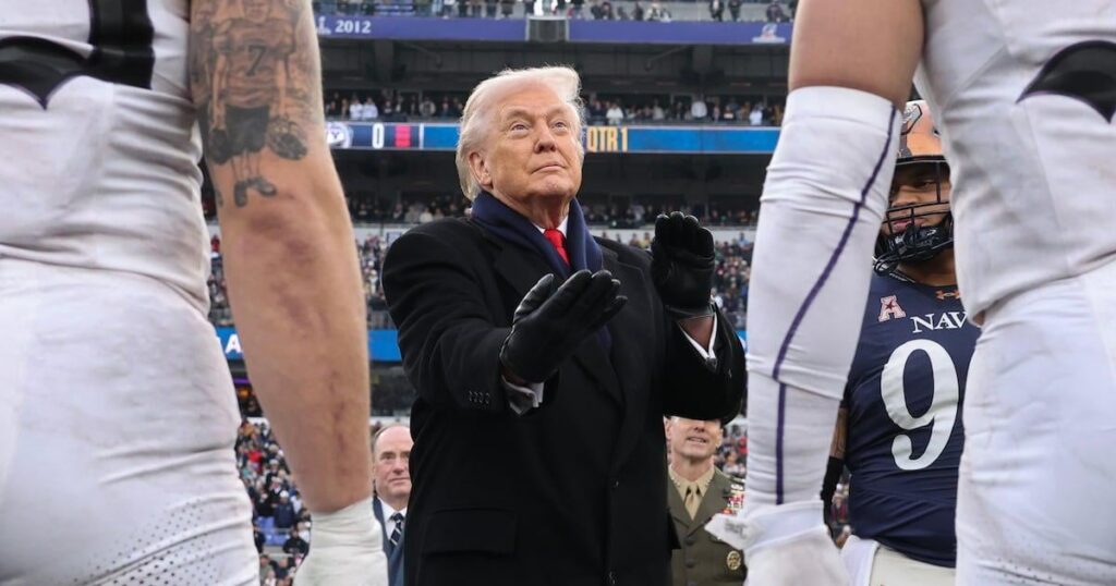 トランプ氏79歳、コイン投げができず気絶「史上最悪」