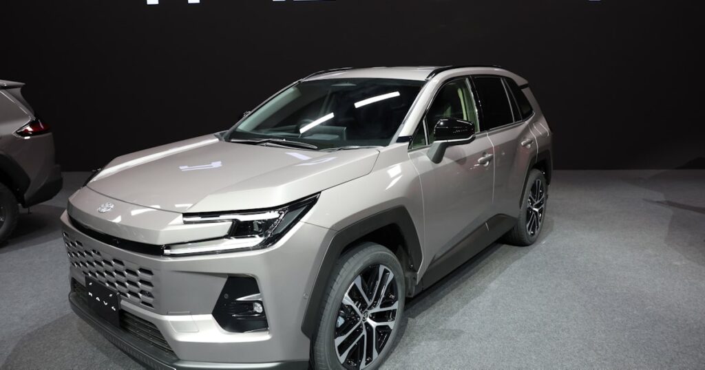 トヨタが新型「RAV4」を発売 450万円から、独自ソフト基盤を初搭載 - 日本経済新聞