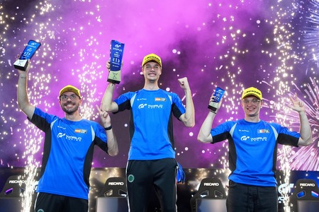 前戦ロサンゼルスでは、激戦を制したスペインのポル・ウラ選手がポディウムの頂点に（写真中央）。ランキングトップは同胞のホセ・セラーノ選手（写真左）。5ポイント差で迎えるワールドファイナルに注目！