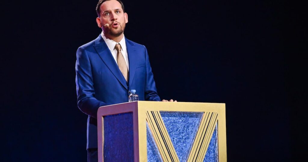 2万5000ユーロの損害賠償請求でザンダー・デ・リッケ、年末公演の調整を余儀なく「芸術的自由が制限された」