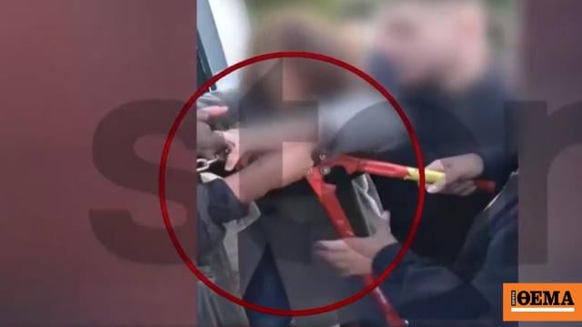ハランドリで教師が占拠中に生徒の指をカッターで挟んだ、ビデオを参照