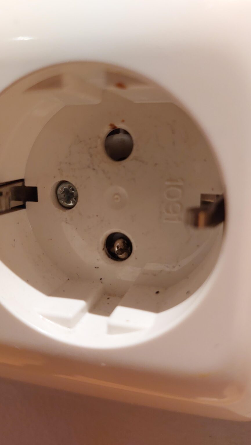 小さなネジがエルソケットに刺さっていませんか？