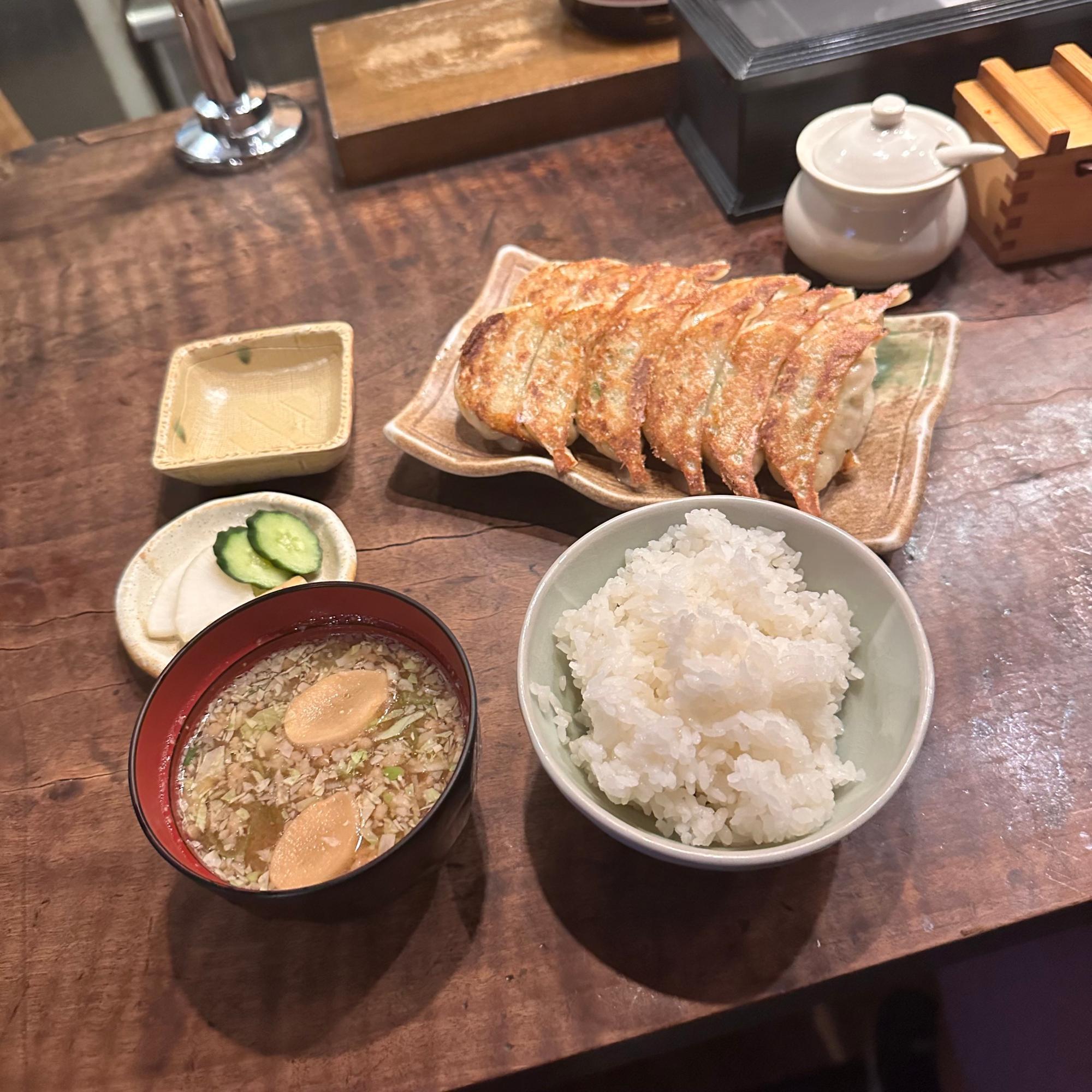 注文から10分弱で提供された餃子は、きつね色のやさしい焼き目。