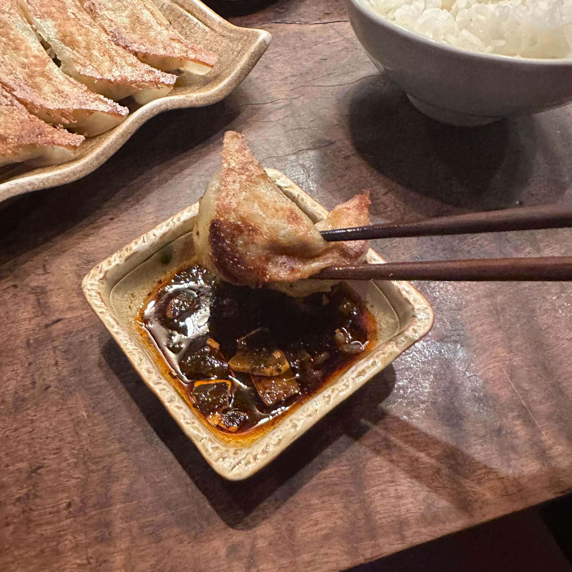 卓上には千鳥酢を使った酢醤油、自家製ラー油、黒煎り七味が並び、味変するのも楽しいです。