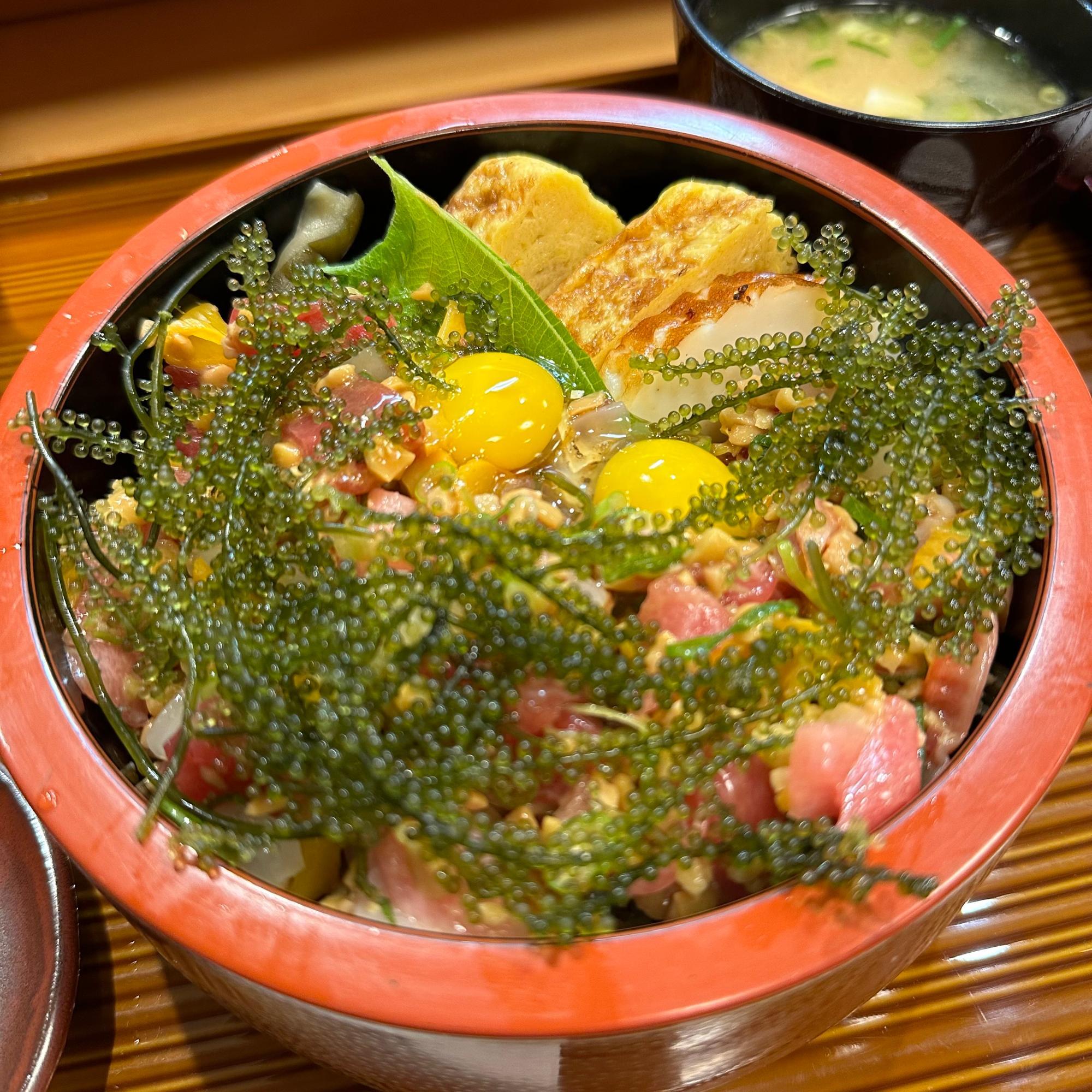 お目当てはランチ限定の《納豆まぶし》（1300円）。