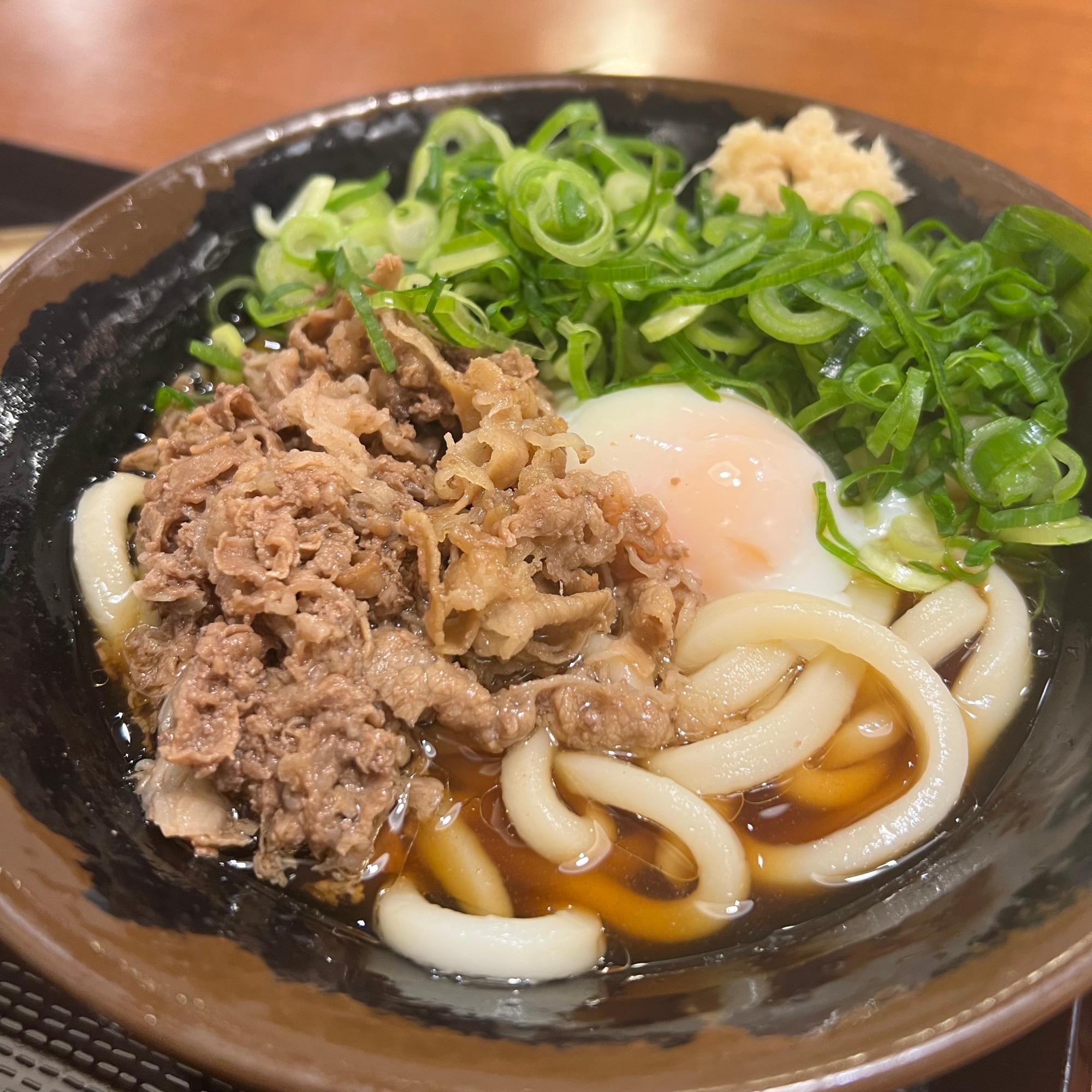 今回選んだのは温玉肉ぶっかけうどん700円。