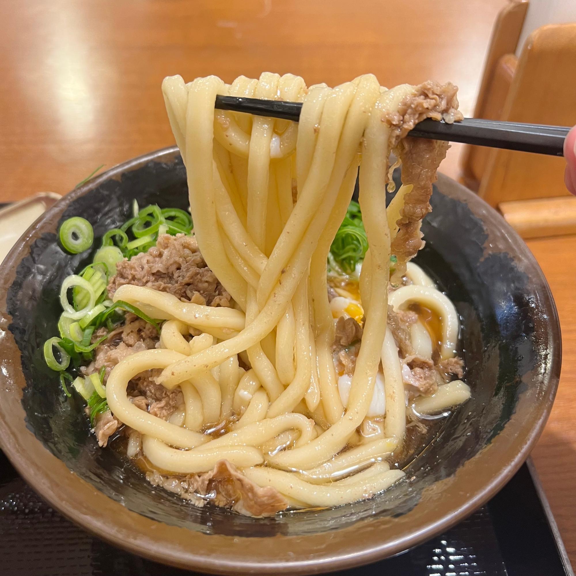 甘めに炊かれた肉と、やさしい出汁、そして特徴的な柔らかめの麺。