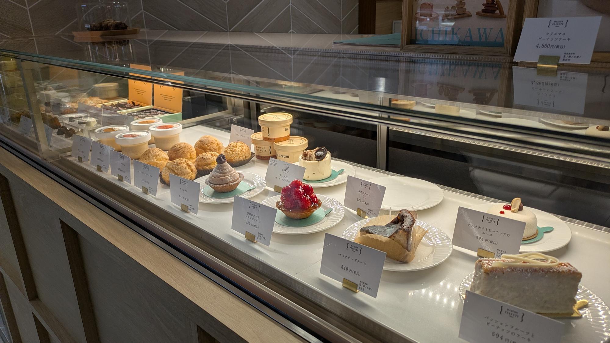 「MAISON PEANUTS CHIBA（メゾン ピーナッツ チバ）」はケーキもあります。