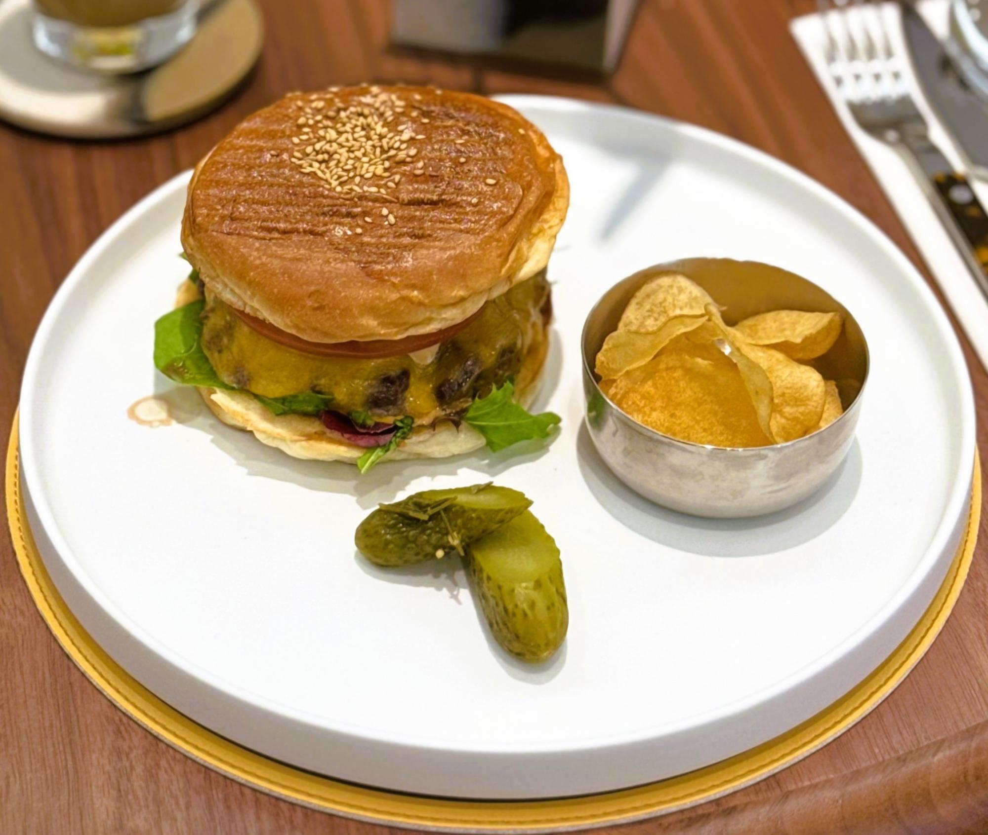 フラットチーズバーガー 2,400円（税込）