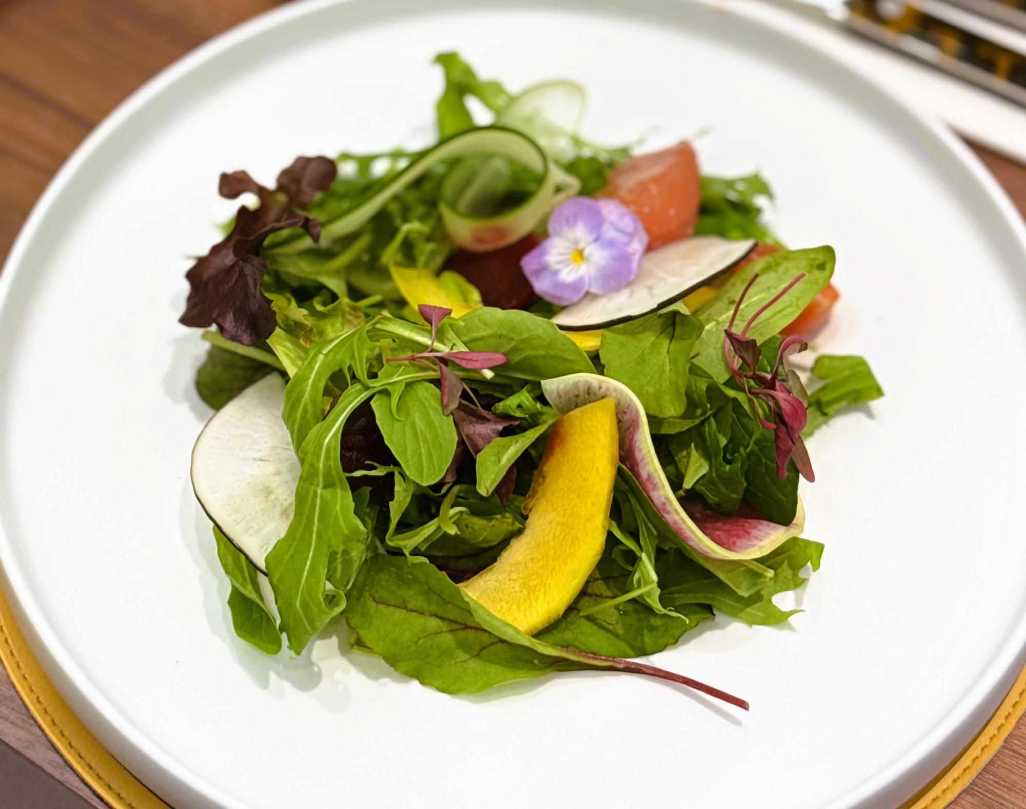 イングリッシュ ガーデン サラダ1,600円（チキンまたはサーモントッピング 各500円）すべて税込