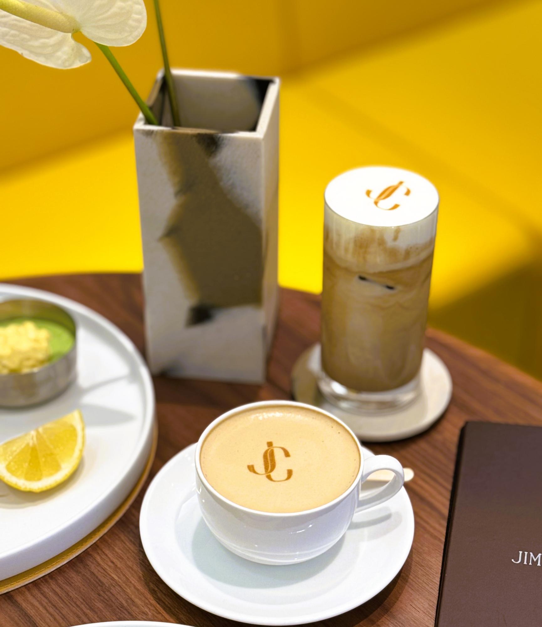 ジミー チュウ プリントカフェラテ（アイス/ホット）各1,200円（税込）