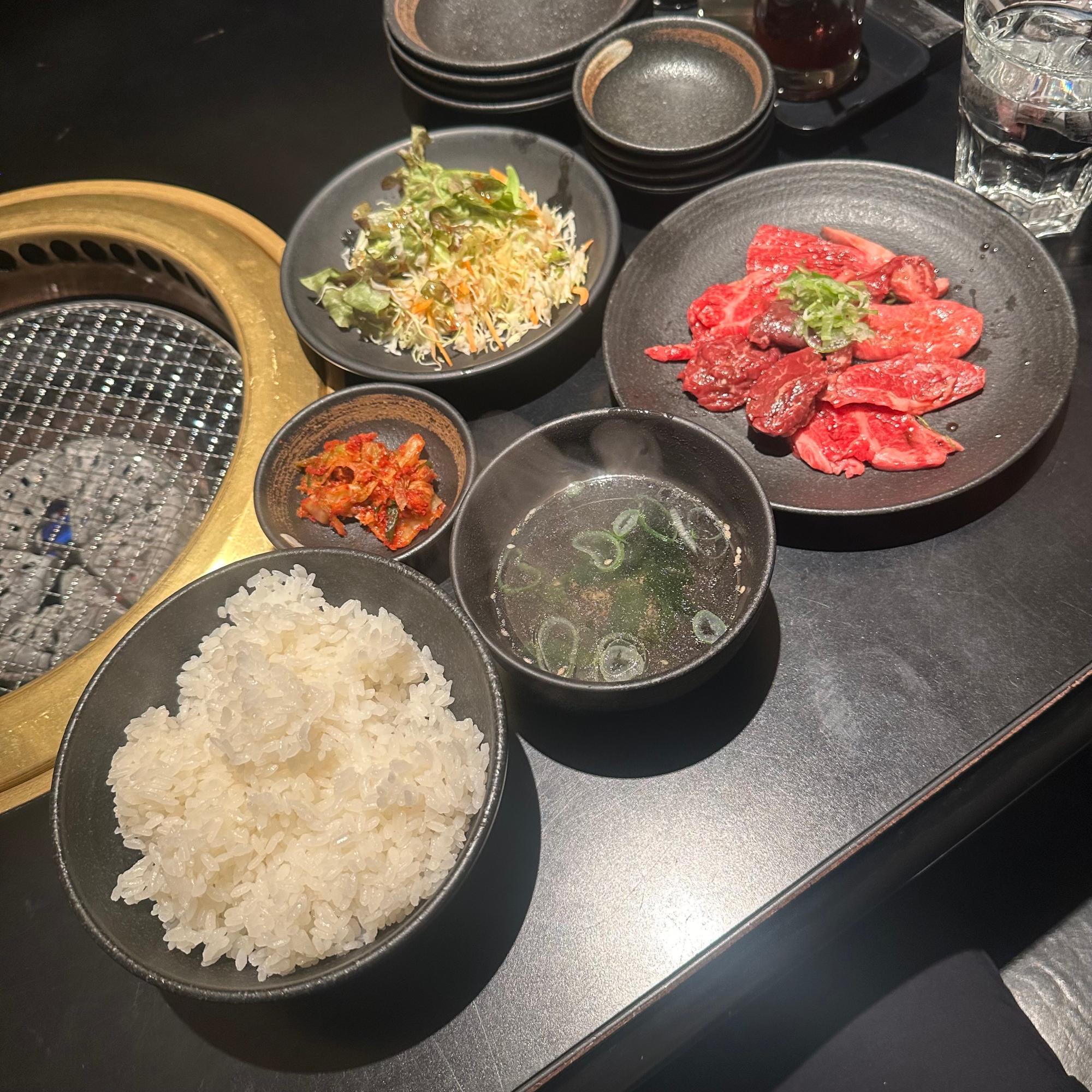 ランチには、サラダ、キムチ、ワカメスープが付き、ご飯は大盛無料という仕様。