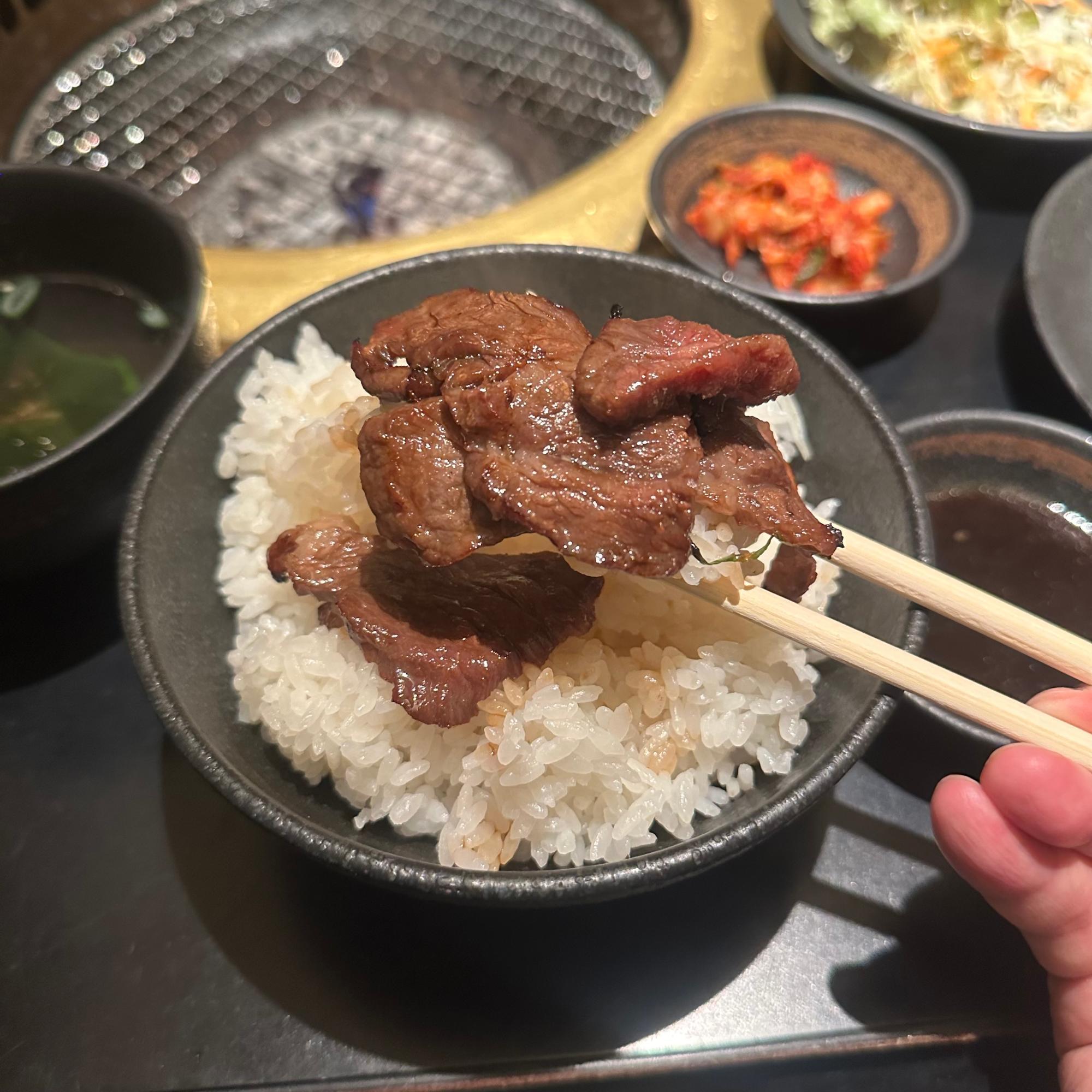 ライスはやや硬めの炊き上がりで、焼肉と合わせるにはちょうどいい感じ。
