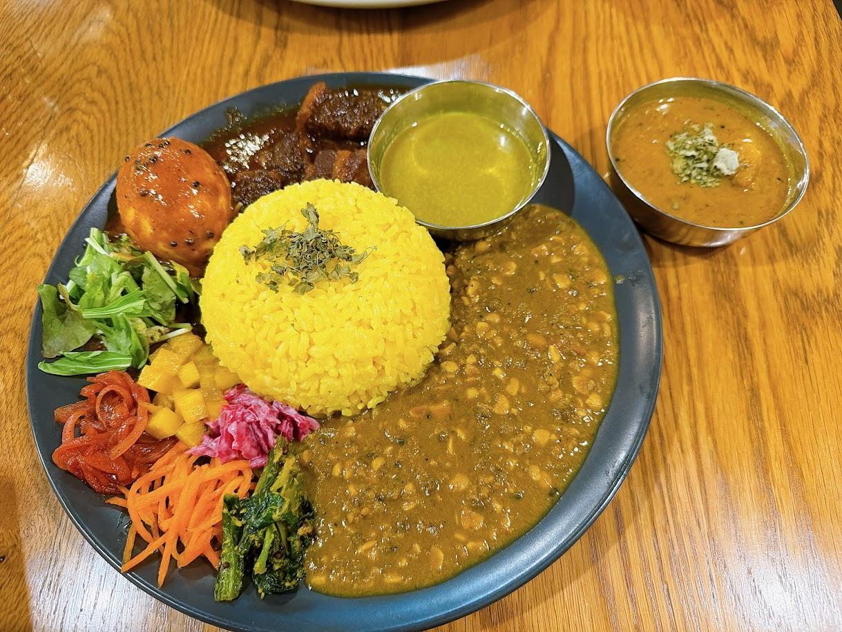 私が頼んだポークビンダルと納豆キーマ　半熟たまごのアチャールもいただきました。