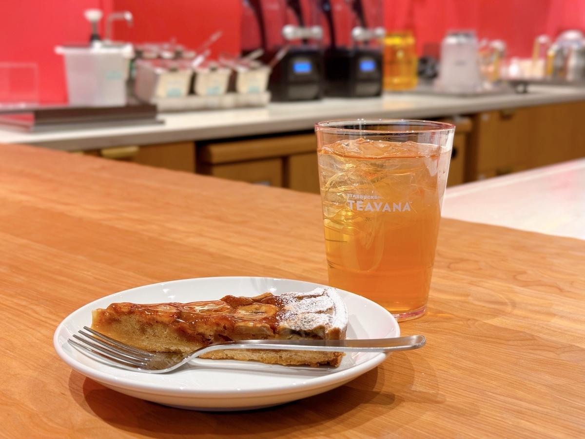 『ピーチ トランクイリティ』（Tall 540円）×『トルタ ディ バナナ』（店内飲食 880円 ／ 持ち帰り 864円）