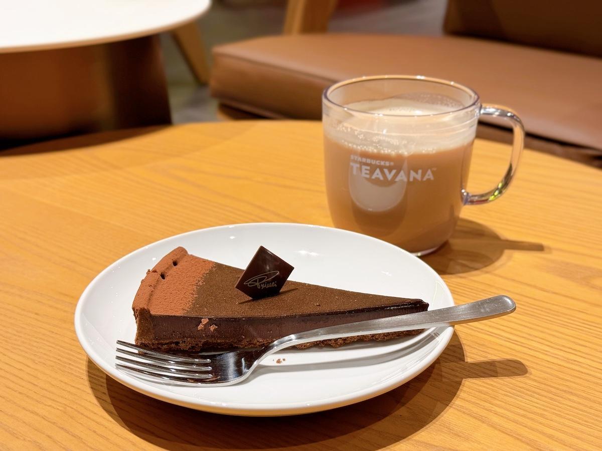 『アールグレイブーケ ディライト ティーラテ』（Tall 680円）×『プリンチーナ』（店内飲食 880 円／ 持ち帰り 864円）