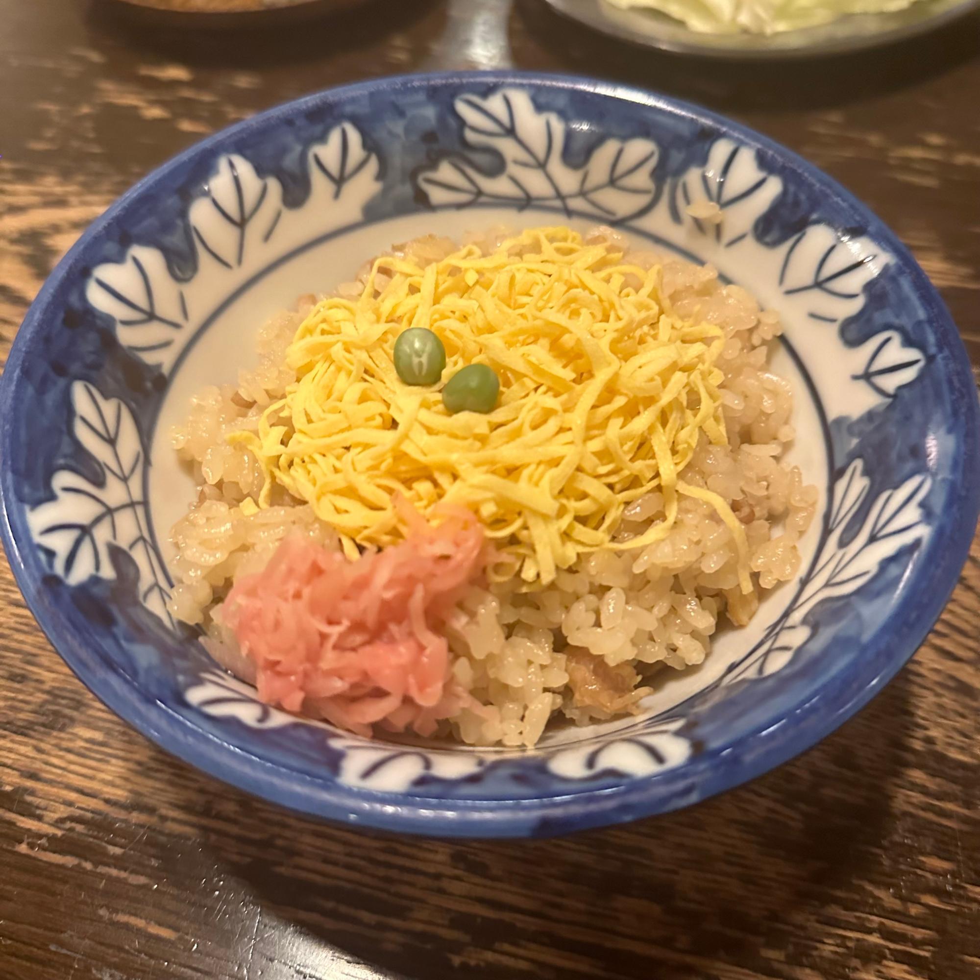 鶏の旨みが凝縮された醤油味の「とりめし（スープ付）」(587円)は、錦糸卵や紅生姜が彩りを添える優しい味わい。