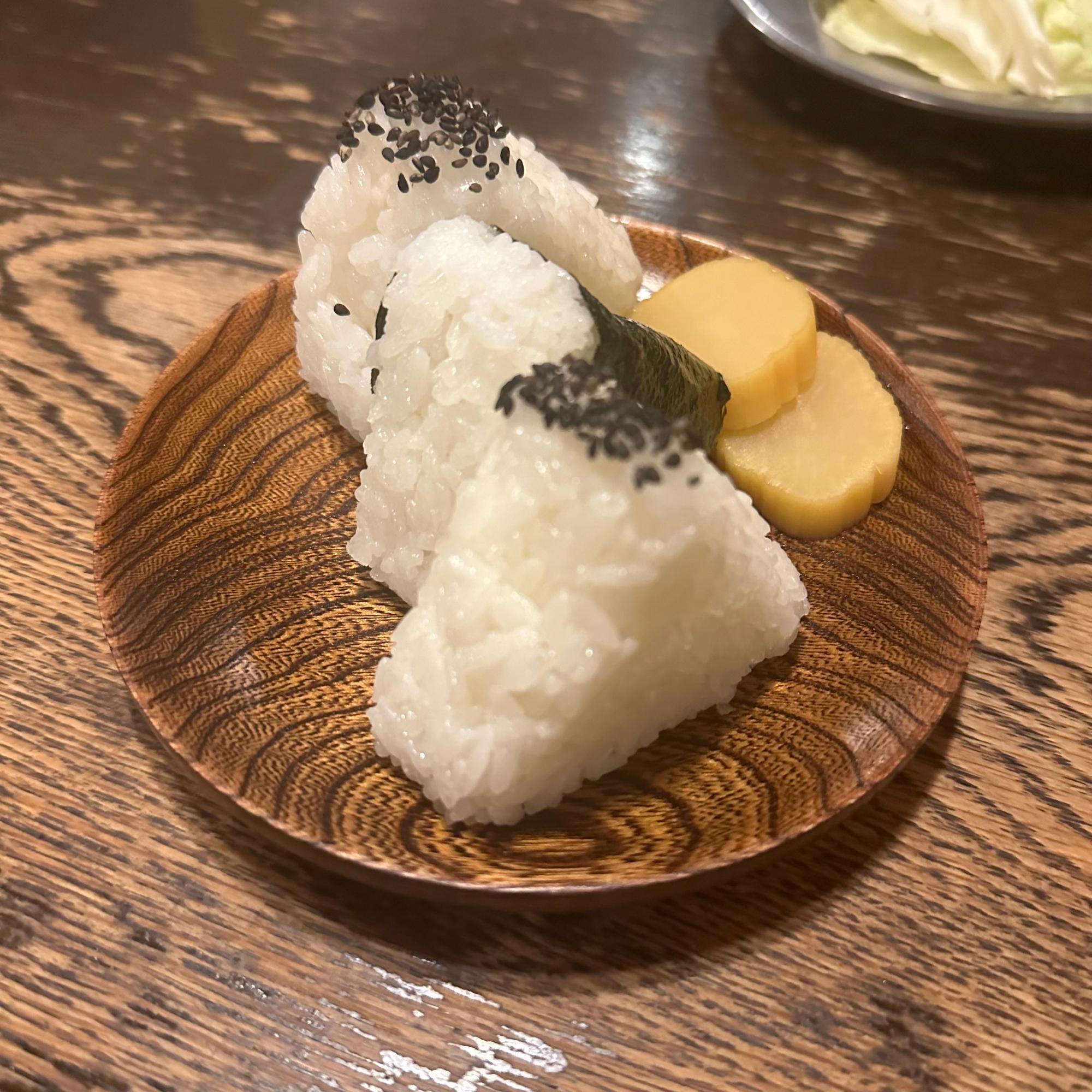 対照的にシンプルな「むすび（スープ付）」(392円)は、皿に溜まったスパイシーな鶏の脂（オイル）にディップして食べるのが通のスタイルです。