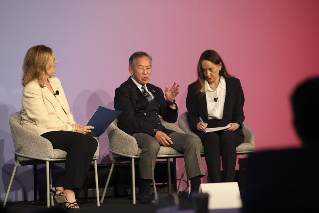 The Sydney Dialogue 2025でBrunswick Group Asia Pacific CEOのミカエル・ブローニング 氏と(左)と対談する小池社長