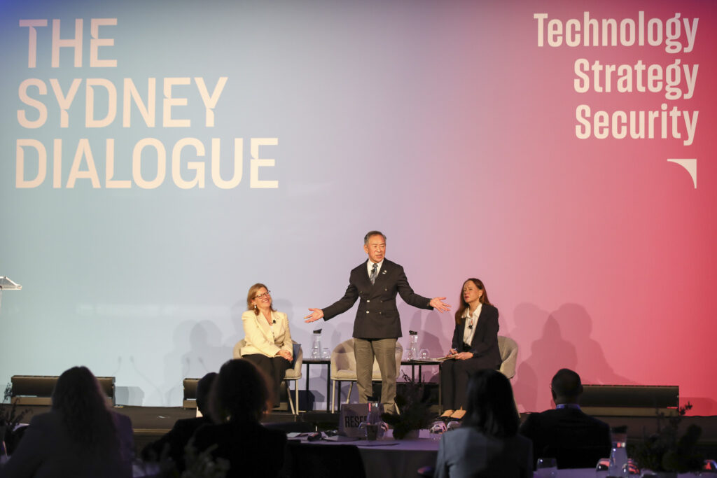 The Sydney Dialogue 2025でBrunswick Group Asia Pacific CEOのミカエル・ブローニング 氏と(左)と対談する小池社長