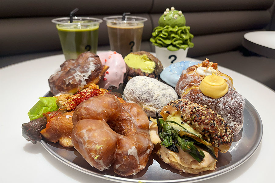 約40種のドーナツが揃う「I’m donut? 京都」。ドリンクも抹茶やほうじ茶を使用したものをスタンバイ（9月12日・Lmaga.jp撮影）