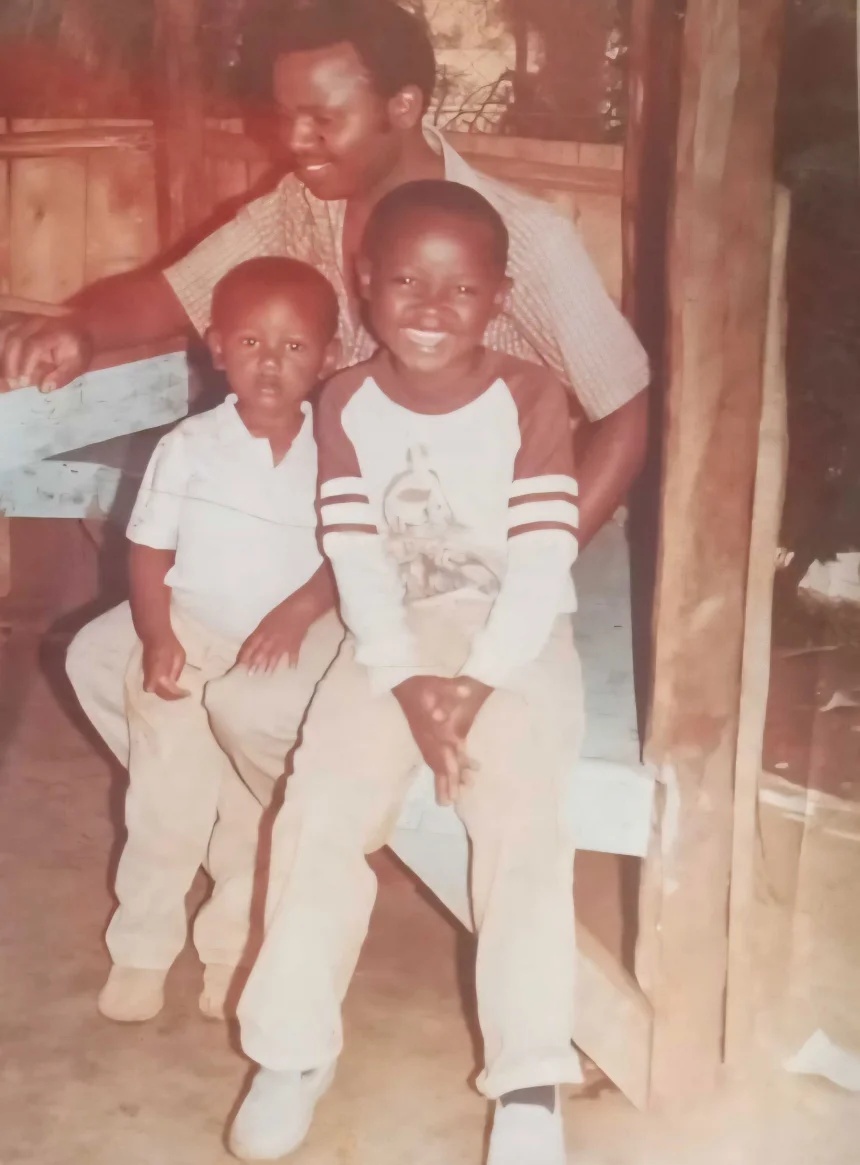 ワイサカさんが孫のバイロン・バルアさんにみせるために持っていた昔の写真。ワイサカさんと映る息子ふたりのうち、右がウィリングトン・バルアさん/Courtesy Emily Barua