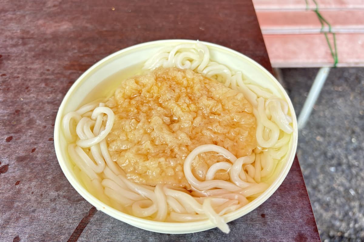 ブーム再燃！神戸・深江浜の絶滅危惧な「レトロ自販機」で“月見”うどんを食べてみた [画像]