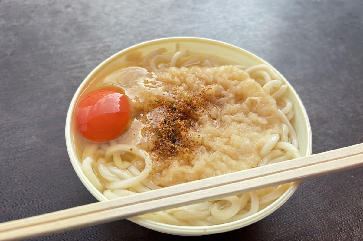 「天ぷらうどん」300円＋「龍のたまご」60円（ともに税込）