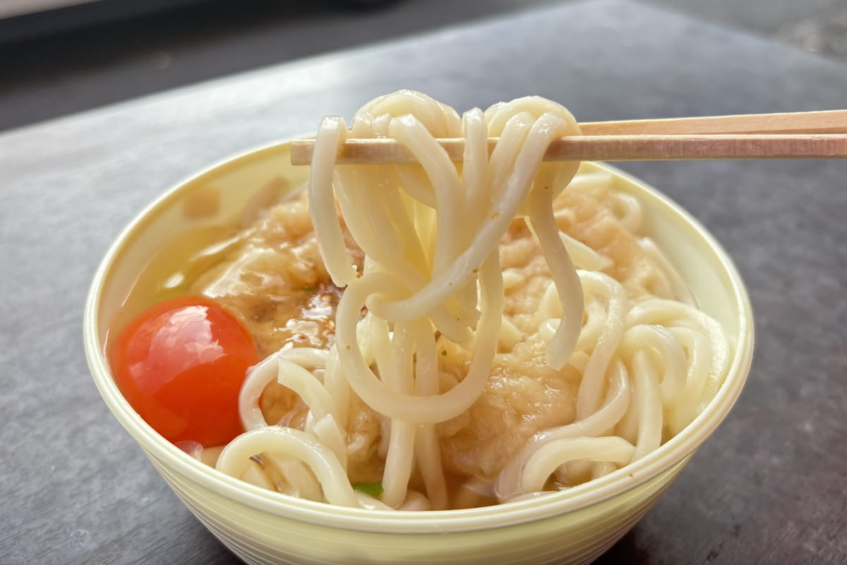 ブーム再燃！神戸・深江浜の絶滅危惧な「レトロ自販機」で“月見”うどんを食べてみた [画像]