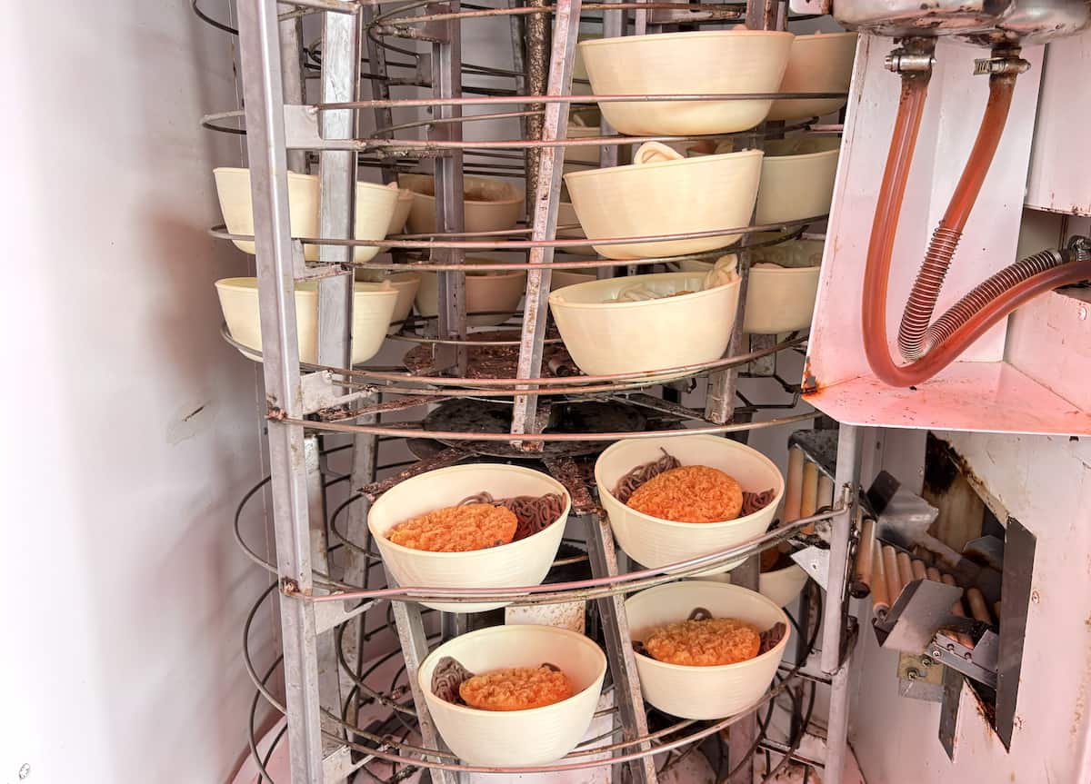 ブーム再燃！神戸・深江浜の絶滅危惧な「レトロ自販機」で“月見”うどんを食べてみた [画像]