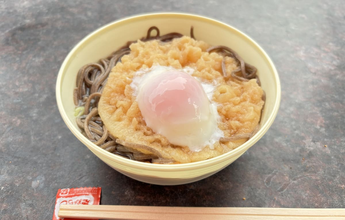 「天ぷらそば」300円＋「とろ～りたまご」60円（ともに税込）